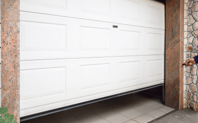 Sensori, motori e sistemi di sicurezza nei portoni sezionali moderni: tecnologia e affidabilità a Torino